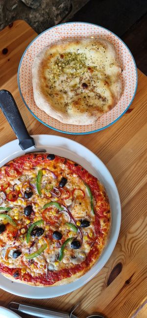 Vegan pizza and vegan garlic bread! 🤤 at Isis Pizzeria in Barmouth