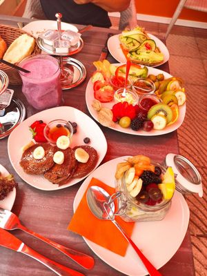 Veganes Frühstück für 10€ mit 2 Brötchen, der Platte und den Pancakes. Extra einen Chinapudding mit Früchten (rechts vorne) und einen Smoothie at Biggi's in Mallorca