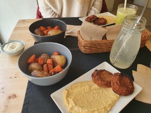 Polpette+hummus e verdure at Zazie in Verona