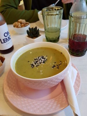 Pea, leek and broccoli soup with croutons at Sublimmme in Bucharest