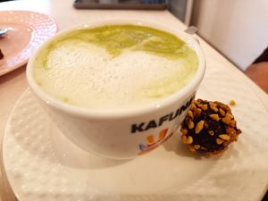 Vegan matcha latte at Sublimmme in Bucharest