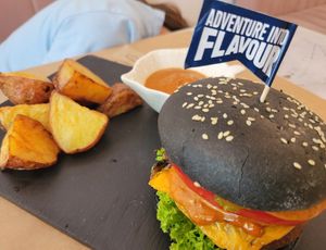 Moving mountains hamburger 🍔 at Sublimmme in Bucharest