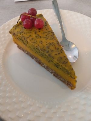 Refreshing raw vegan lemon cake at Sublimmme in Bucharest