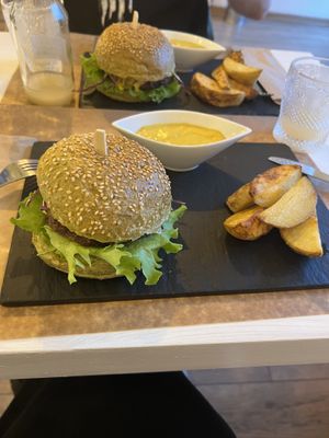 Sweet mustard burger with baked potatoes and ginger lemonadee  at Sublimmme in Bucharest