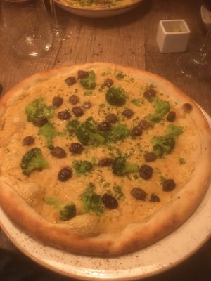 Chickpea pizza at Amuni in Bruges