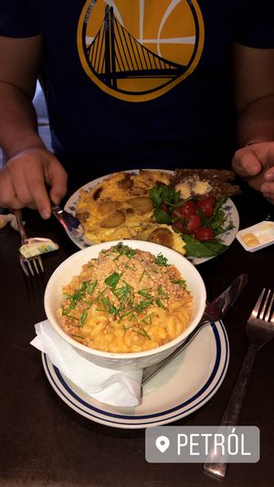 Vegan mac n cheese and omelette with potatoes and tomatoes  at Petról in Copenhagen