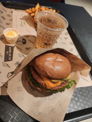 Cheesy, full meal 12€ at Vincent - Mercado Center in Hamburg