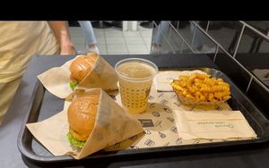Burger and Fries at Vincent - Mercado Center in Hamburg