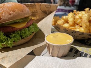 Cheesebueger, spicy fries, chipotle mayo  at Vincent - Mercado Center in Hamburg
