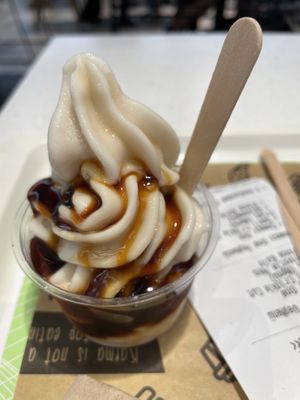 Ice cream with caramel sauce  at Vincent - Mercado Center in Hamburg