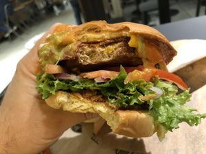 Cheesey Burger with Bacon : Juicy, Messy, Delicious, Seitan at Vincent - Mercado Center in Hamburg