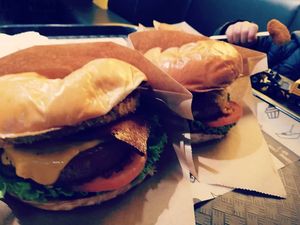 Burger & Nuggets mit Pommes 💚 at Vincent - Mercado Center in Hamburg