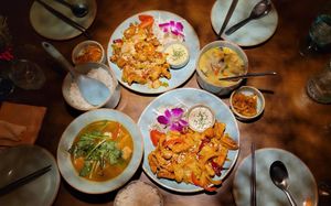 Green Thai curry, lemon grass soup, Gai pad matmamuan  at Ssong Thai in Seoul