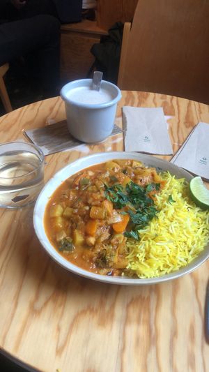Curry with oat chai latte   at Karma Food - Ausstellungsstrasse in Vienna