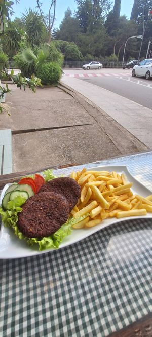 Steak de soja com fritas at Verde in Budva