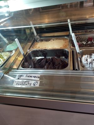 So many vegan flavours at Azzurra Ice Cream in Alghero