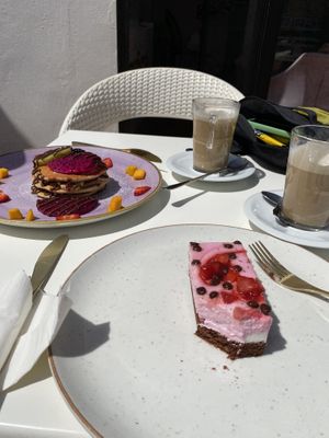 Latte di soia con caramello, Pancakes con nutella veg e frutta e cheesecake alle fragole  at Creme Cafe in Lanzarote