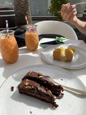 Frullato, torta al cioccolato e torta con le  at Creme Cafe in Lanzarote