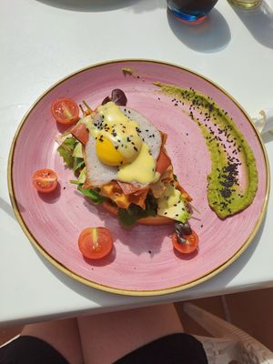 Amazing food and friendly staff! I highly recommend visiting here if you're in the area. We had the vegan creme waffles, eggs benedict and fried egg. 😋 at Creme Cafe in Lanzarote