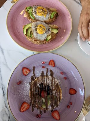 Tostada de aguacate y NoHuevo, y tortitas con nutella vegana y fruta at Creme Cafe in Lanzarote