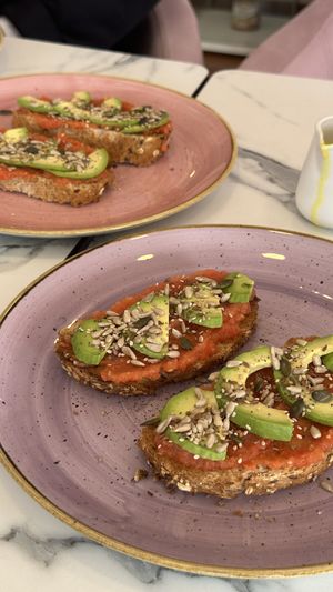 Pan con Tomate with avocado, seasoned to perfection #Veganuary at Creme Cafe in Lanzarote
