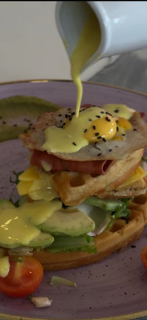Signature dish- vegan bacon and egg waffles 🫶🏽 #Veganuary at Creme Cafe in Lanzarote