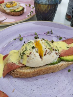 La tostada con huevo poché y beicon 🌱 buenísima. at Creme Cafe in Lanzarote