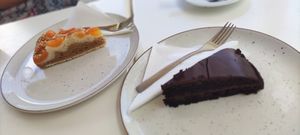 Tarta de albaricoque y tarta de chocolate at Creme Cafe in Lanzarote