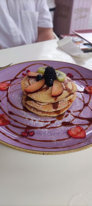 Pancakes con fruta at Creme Cafe in Lanzarote