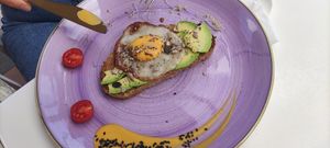 Tostada con aguacate y huevo vegano at Creme Cafe in Lanzarote