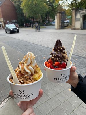 Two really delicious vegan frozen yoghurt combos! Left: caramel sauce, brittle, pineapple and right: dark chocolate sauce, brittle, strawberries and Oreos 😍 at YOMARO - Königsstraße in Muenster