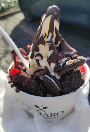 Soja-Eis (Größe M) mit Oreo, Erdbeeren und warmer Zartbitter-Schokosauce at YOMARO - Königsstraße in Muenster