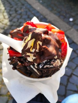 Soja-Eis (Größe M) mit Oreo, Erdbeeren und warmer Zartbitter-Schokosauce at YOMARO - Königsstraße in Muenster