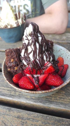 Auf Nachfrage netterweise in Schalen, statt Einmalbechern erhalten😄(Brownie-Topping ist leider nicht vegan) at YOMARO - Königsstraße in Muenster