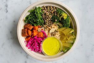 Paisa Bowl

Quinoa, lentils with herbs and olive oil, broccoli, roasted sweet potato, marinated kale, pickled cabbage, toasted almonds and avocado with homemade turmeric dressing at Mora Mora - Interlomas  in Mexico City