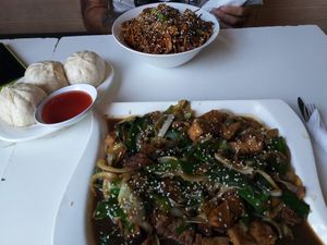 Baos, fideos salteados, seitan y tofu. (Porciones de tamaño contundente)💚. #Veganuary at Vegan Dealer in Santiago