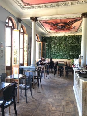 Sittinf area at Vegan Dealer in Santiago