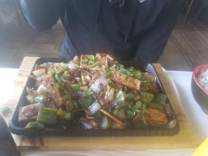 Seitan y tofu al grill con pimentón, cebolla y cebollín at Vegan Dealer in Santiago