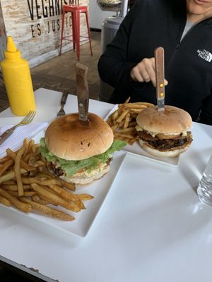 Todos os hambúrgueres que provamos estavam incríveis  at Vegan Dealer in Santiago