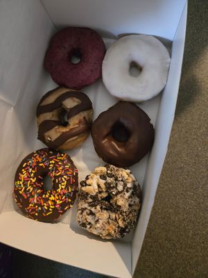 Mocha, chocolate sprinkle, chocolate frosted, blueberry, pear, and cookies and cream. Not that it matters much since they were all basically plain vanilla. at Cider Belly in Albany