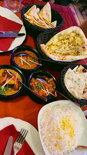 Vegan surprise menu with 3 types of naan bread: garlic, coriander and mango (surprisingly good!) at Royal India in Ghent