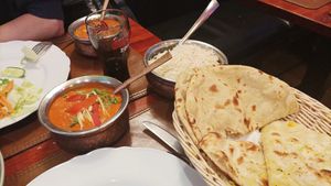 Tofu masala, rijst, tandoori roti en garlic naan at Royal India in Ghent