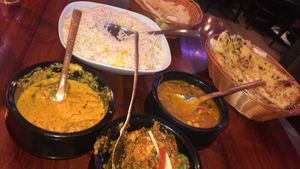 Eigenaar is vegan en verrukt om zijn speciale vegan kaart erbij te pakken. Vele opties veel lekkers. Vooral de mango naan 🤩  at Royal India in Ghent