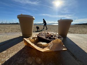 Coffee and vegan gluten-free cookies by the beach  at Peanut's Café in Sainte-maxime