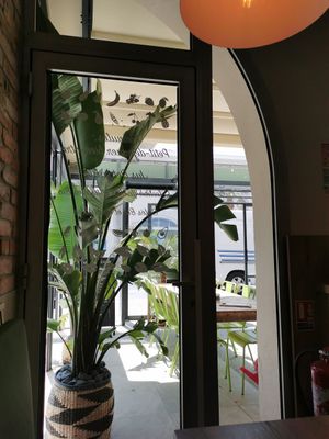 Outside terrasse at Peanut's Café in Sainte-maxime