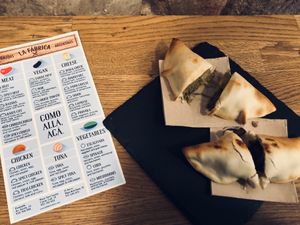 Wok and dried tomato at La Fábrica - Empanadas Argentinas - Carrer del Call in Barcelona