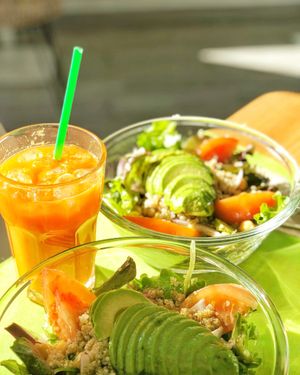 Ensalada de quinoa y zumo de naranja y zanahoria at Zooko in Oviedo