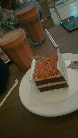 Chocolate frío con leche de soya y pastel de moka at Ah Cacao in Playa Del Carmen