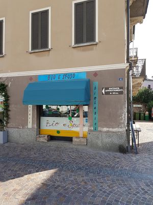 Street front at Bio e Sfuso in Locarno