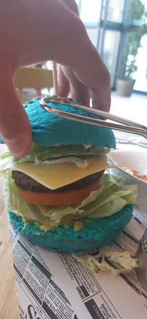 Blue burger (beyond meat) at Café Garrett by Ohana in Lisbon